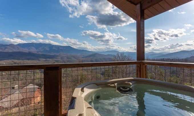 Gatlinburg - Pigeon Forge Cabina | Gigantic Views GSMNP/3.6 Miles 2 DwTn Gatlinburg