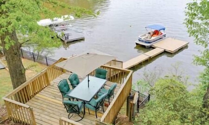 Inman Casa | Giggle Spot on Lake Bowen w/outdoor jacuzzi & dock