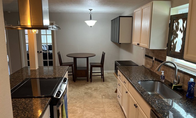Taylor Lake Village Casa | Gigi’s Cottage!! Beautiful House Near Kemah and Johnson's Space Center. It's