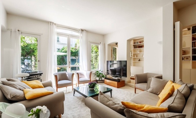 Butte-aux-Cailles Apartamento | Gilded Garden Splendour, by Veeve