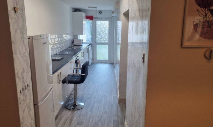 Gillingham Casa | Gillingham 4-Bed Stay - Wifi, Parking, Ldn Access