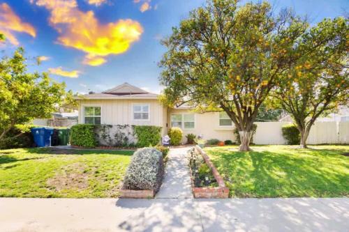 Reseda Casa | Gilmore Grove in Reseda