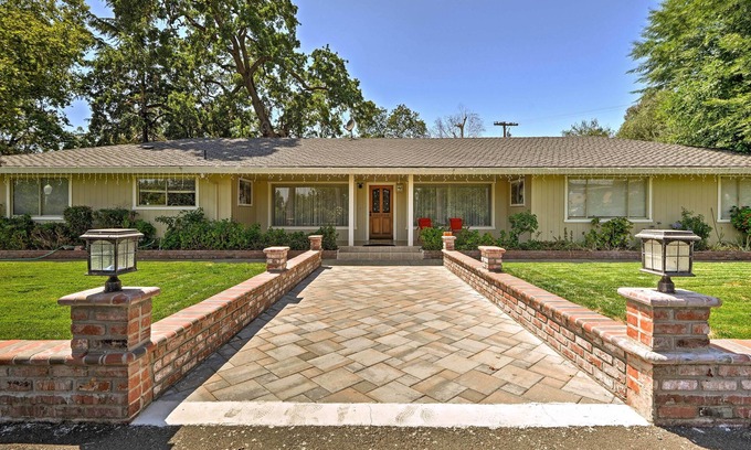 Gilroy Casa | Gilroy Home w / Deck en 20 acres - 7 millas al centro de la ciudad!