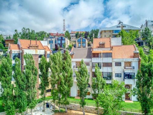 Kfardebian Apartamento | Gin - Duplex 3-BR Chalet in Mzaar