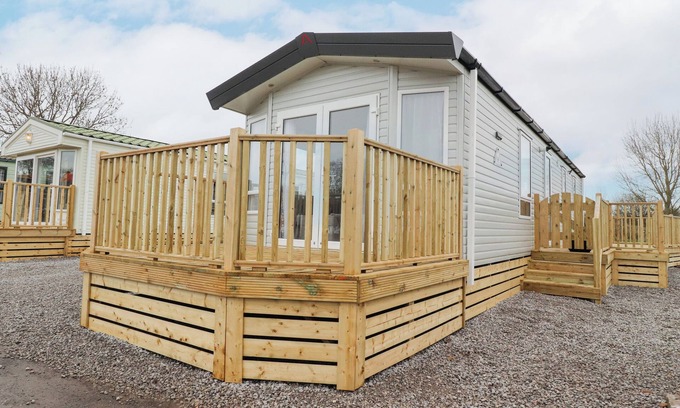 Wesham Cabaña | GIORGIO, family friendly, with hot tub in Warton, Lancashire