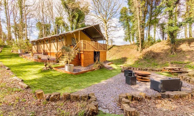 Thetford Cabina | Giraffe Enclosure - Norfolk Holiday Properties