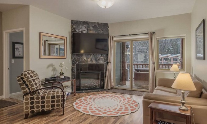 Alyeska Condominio | Girdwood Condo · 2 Bedroom Condo w/Hottub! In the Heart of Girdwood