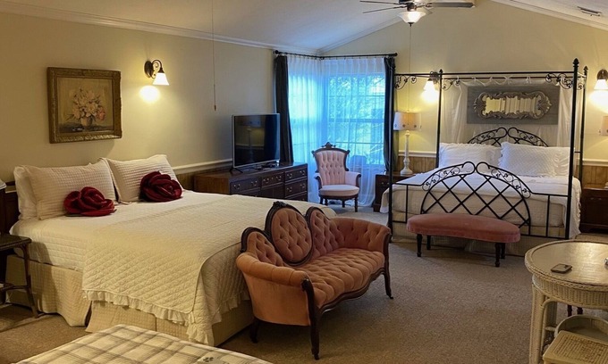 Carter Riverside Casa | Girlfriend Getaway Suite- for 6-8 -King and Twin Beds