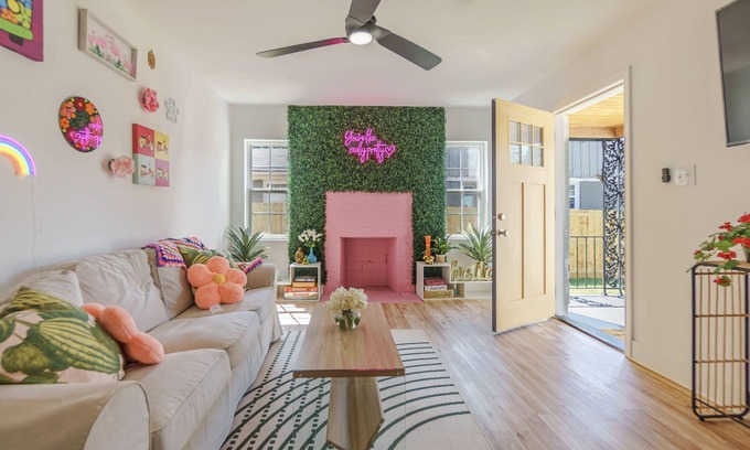 University District Casa | Girls Just Want To Have Fun: Girly Getaway! Luxe + Spacious 2 BR FENCED YARD