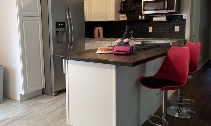 Decatur Casa | Girly Theme bungalow, 10 minutes to downtown. 25 minutes to the airport.
