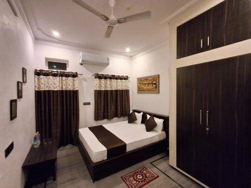 Udaipur District Hotel | Gitanjali Homestay by Lake Pichola Udaipur