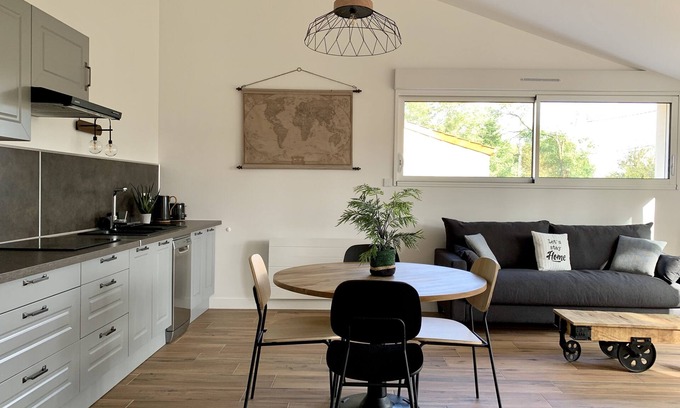 Grosbreuil Casa | Gîte 50m2 with enclosed garden, dog welcome, 15 mn from beaches, king size bed