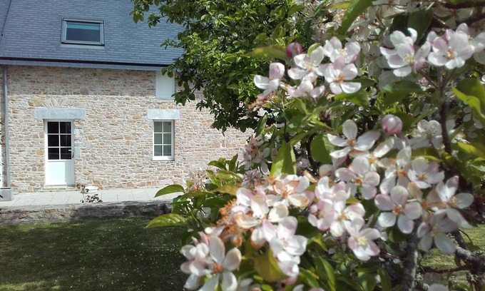 Pirou Cabaña | Gite Andrée, 800m from the beach in Pirou, garden, terrace, wifi, wood stove