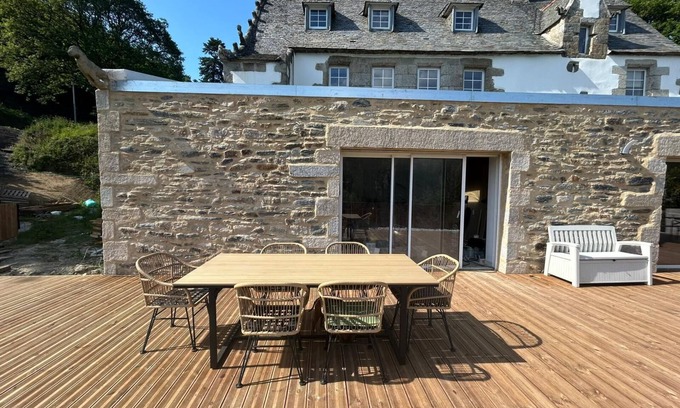 Plouneventer Casa | Gîte apartment with terrace near a pond animals accepted