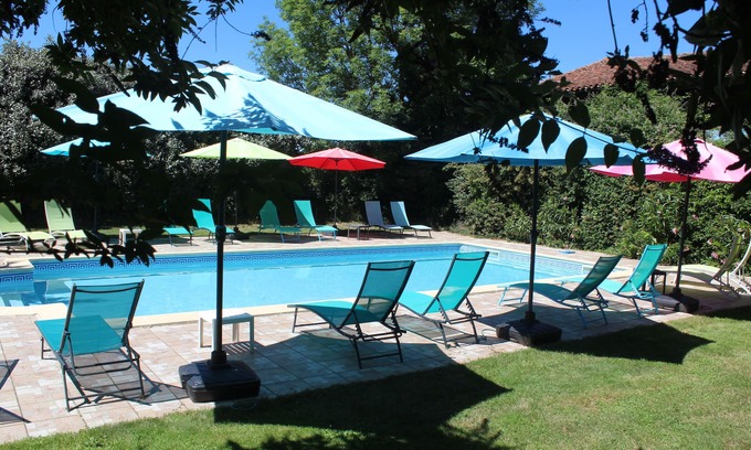 Saverdun Apartamento | Gite Ciel - sunny gite overlooking heated pool and gardens.