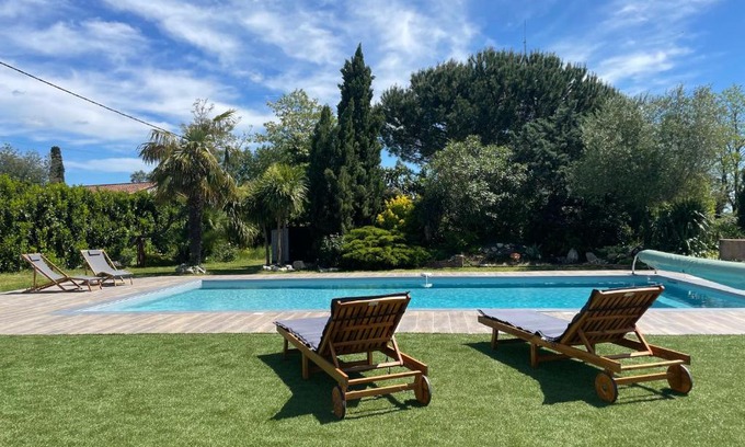 Reignac Apartamento | Gite confortable avec terrasse et piscine