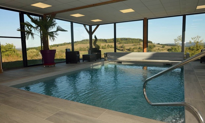 Bergesserin Casa | Casa con piscina interior climatizada, spa y baño de vapor.