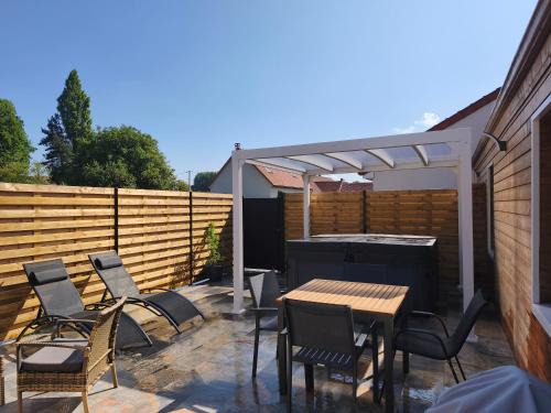 Rodelinghem Casa | Gite de la perle rouge "jacuzzi privatif"