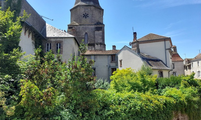 Magnac-Laval Casa | Gîte Déco is a beautiful Townhouse in the historical area of town with parking
