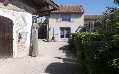 Proulieu Casa | GITE DU ROY D'AMONT Plaine de l'Ain, Parking, Local vélo et table d'hôtes