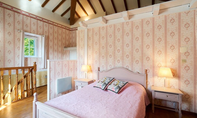 Saint-Sulpice-de-Roumagnac Casa | Gîte 'Le Pigeonnier' with shared pool, private terrace and Wi-Fi