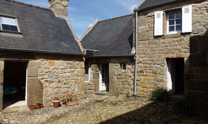 Porspoder Casa | Gite in 17th century barge house, sea 800 m away, pets welcome