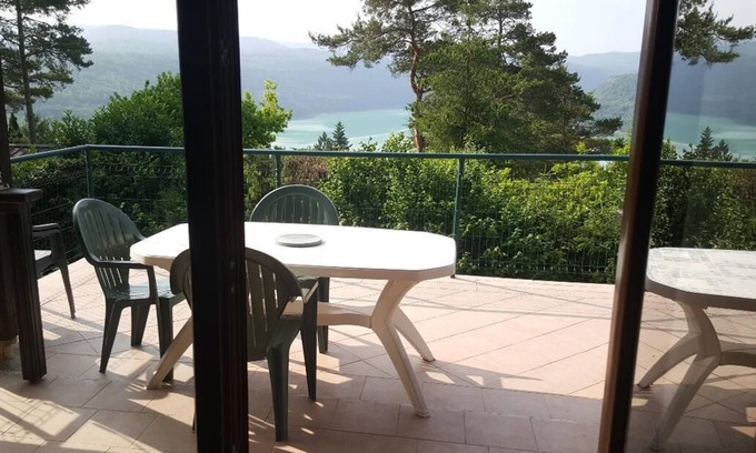Maisod Apartamento | Gîte in chalet View of Lac de Vouglans Jura