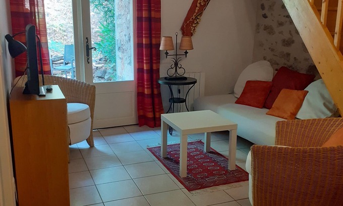 Roquebrun Apartamento | GITE IN LANGUEDOC SLEEPS 4, 5-MINUTE WALK FROM WATERFRONT
