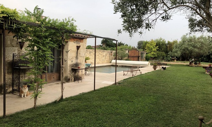 Tarascon Cabaña | estudio en Provenza para una pareja Totalmente equipado, con piscina.