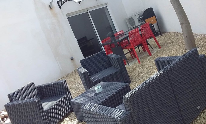 Saint-Cannat Apartamento | Gîte in the Aix countryside, 5 minutes from La Barben zoo, pets welcome