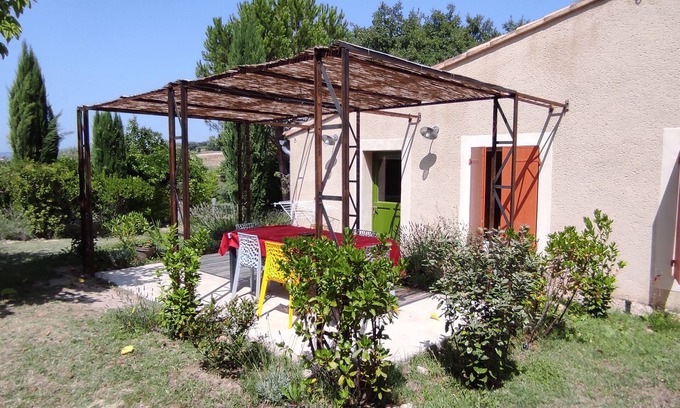 Entrechaux Apartamento | Gîte Lavande, between vineyards and olive groves.