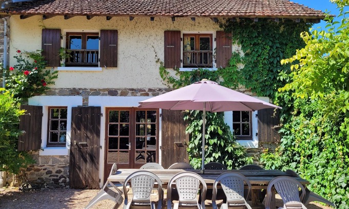 Saint-Saud-Lacoussiere Casa | "Gite Merlot" -a spacious, comfortable 5-bedroom countryhouse in French Dordogne