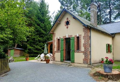 Saint-Mars-d'Outille Casa | Gite meublé avec étang en lisière de forêt.