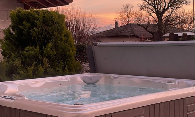 Genevois Casa | Cottage with private spa