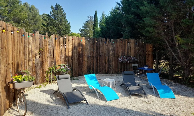 Saint-Cannat Casa | Gite with swimming pool in the countryside, near Aix-en-Prov, pets welcome.