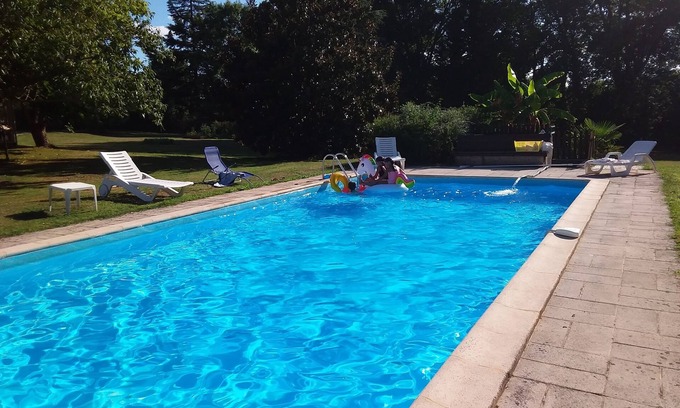 Vire-sur-Lot Cabina | Gîte with swimming pool and air conditioning on the banks of the Lot