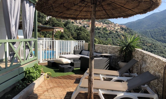 Olmeto Chalet De Esquí | Chalet Gitotel con terraza con vista panorámica y piscina.
