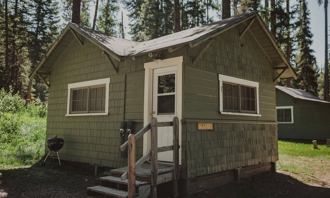 Seeley Lake Cabina | Glacier Cabin at Tamaracks Resort is a cozy cabin with a Seeley Lake view.