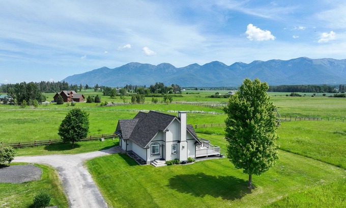 Kalispell Casa | glacier getaway, family/ pet friendly. Charming, peaceful home on 10 acers.
