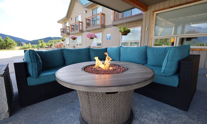 Blue River Hotel | Glacier Mountain Lodge
