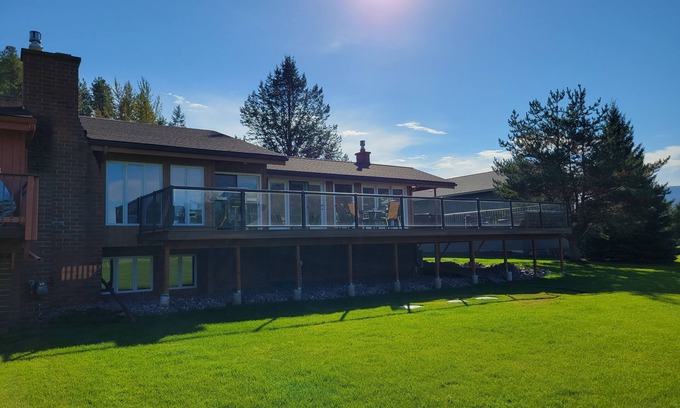 West Glacier Casa | Vistas al parque glaciar en el campo de golf! Genial para familias.
