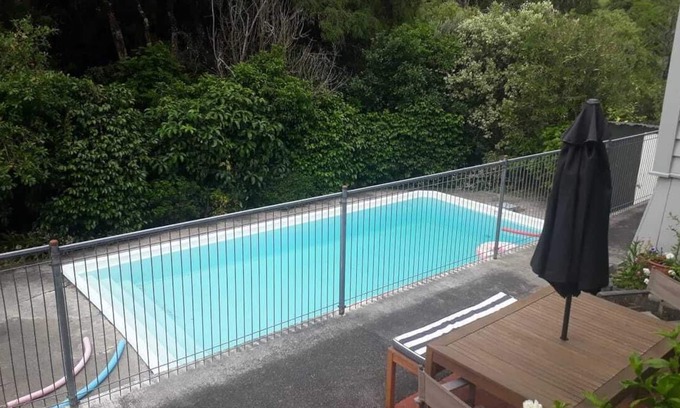 Solway Otro | Gladstone 100 year large villa with pool