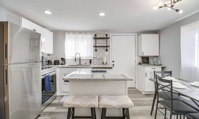 Gladstone Casa | Gladstone Retreat w/ Gas Grill + Fire Pit
