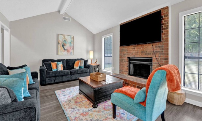 Ellendale Casa | Glamorous 3BR 2BA house w/ large fenced backyard