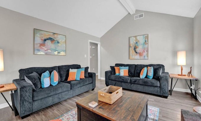 Ellendale Casa | Glamorous 3BR 2BA house w/large fenced backyard