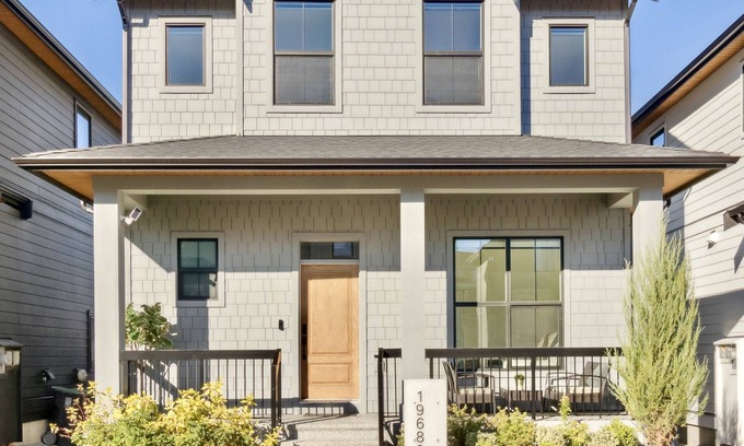 Willoughby Casa | Glamorous, Luxurious & Brand New 4 Bedroom House, Near Vancouver, Pet Friendly