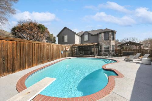 McKinney Casa | Glamorous Mansion w Private Pool and Cinema Room