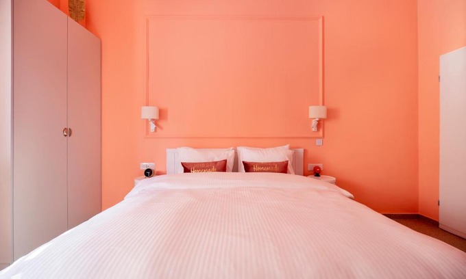 Jaffa Apartamento | Glamorous Pink Pearl Studio Beach