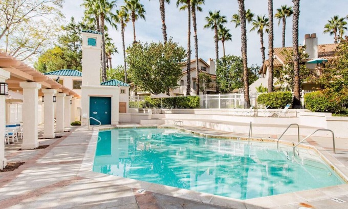 Aliso Viejo Casa | Impresionante remodelación nueva con spa, piscina, garaje, parque de 5 acres, senderos, restaurantes