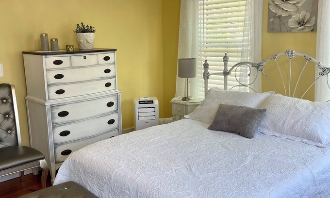 Kennebunk Apartamento | Glamour meets Country Guest Suite with Hot Tub!